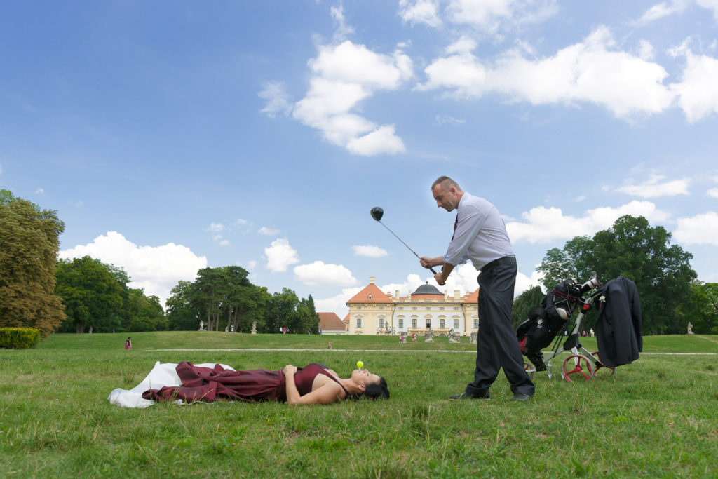 Novomanžel se chopil golfové hole jako první